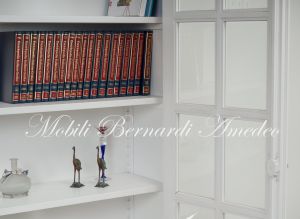 Libreria vetrina in legno massello 2 ante con inglesina finitura laccata colore bianco